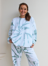 Load image into Gallery viewer, Après-Ski Alpine Crewneck