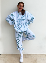 Load image into Gallery viewer, Après-Ski Alpine Crewneck