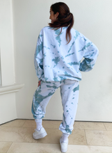 Load image into Gallery viewer, Après-Ski Alpine Crewneck